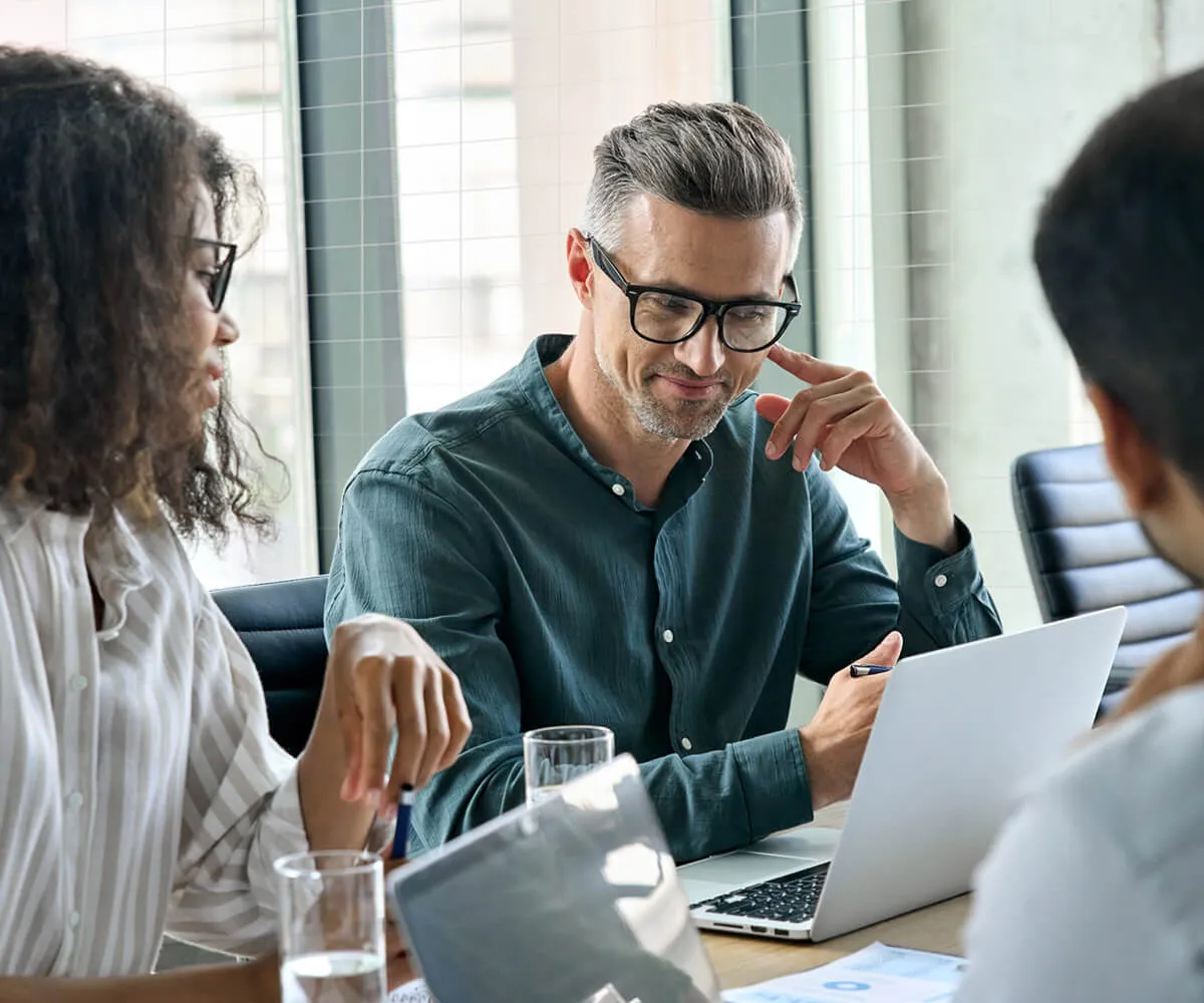 Equipo de trabajo colaborando