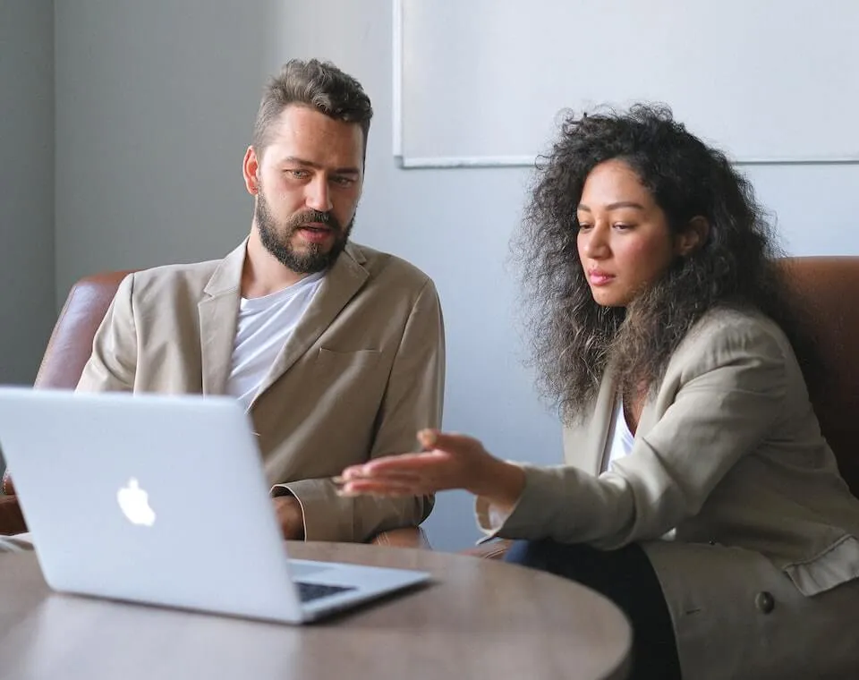 Equipo trabajando en instalación de DocuKlaud